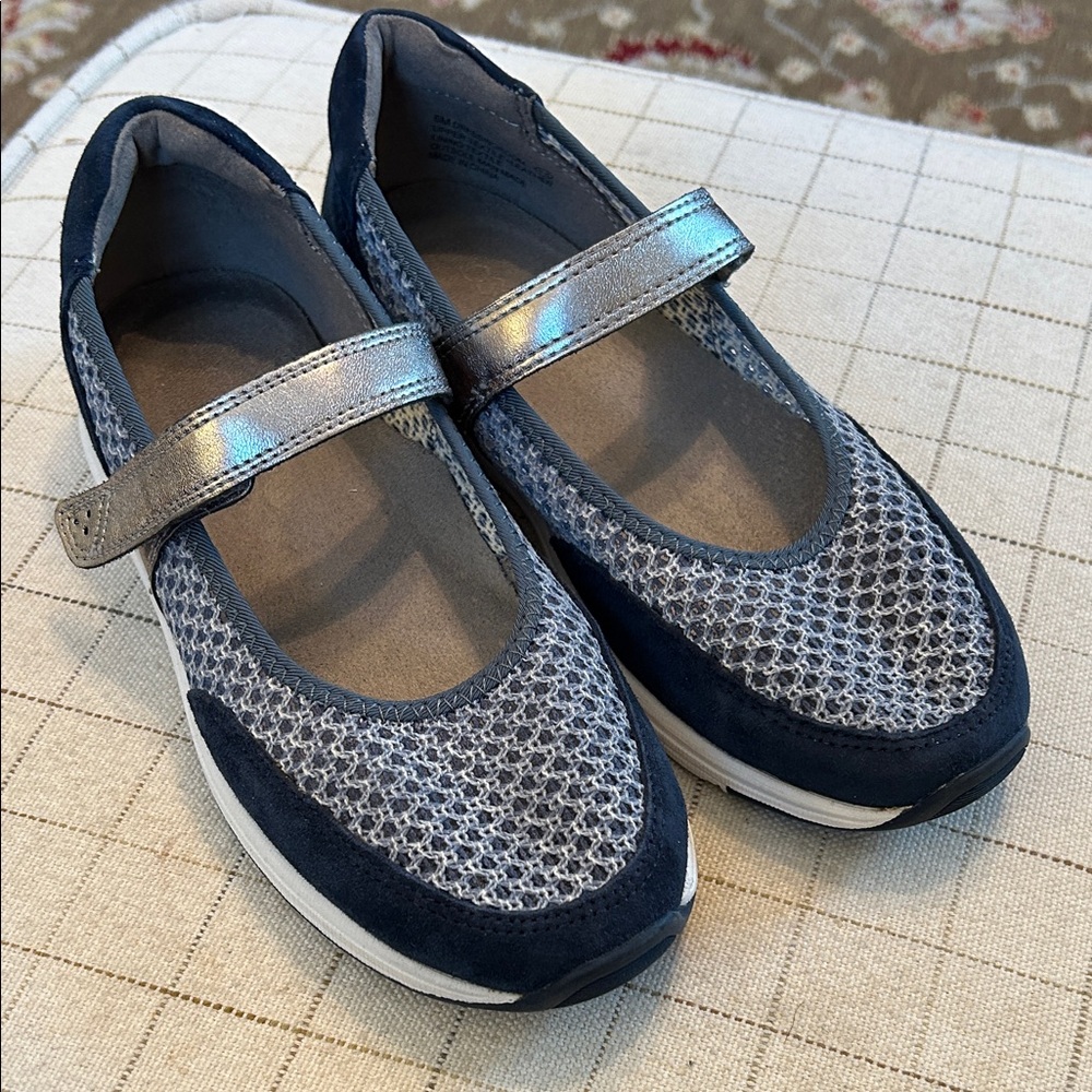 AEROSOLES Navy and Silver Mary Jane Flats/Size 6m